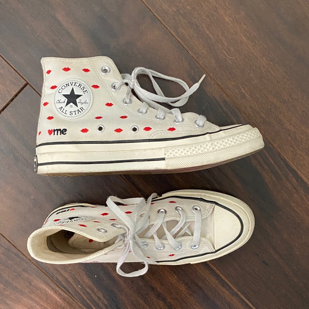Converse High-Tops - Beige with Red Lips